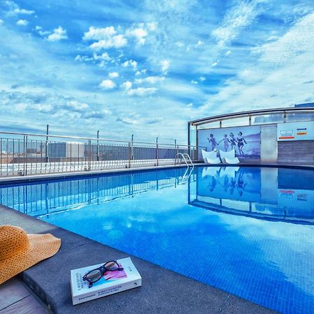 Num Hotel Салоу Екстериор снимка