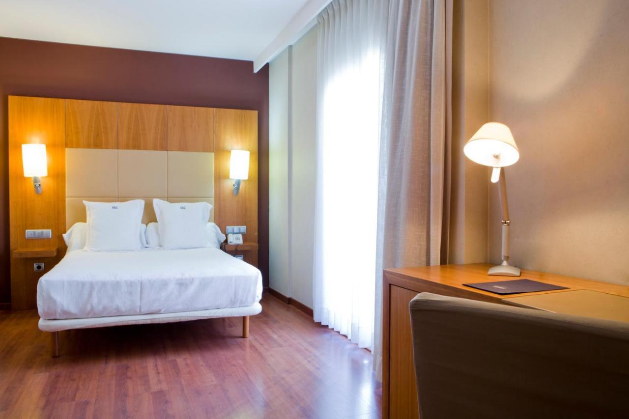 Num Hotel Салоу Стая снимка
