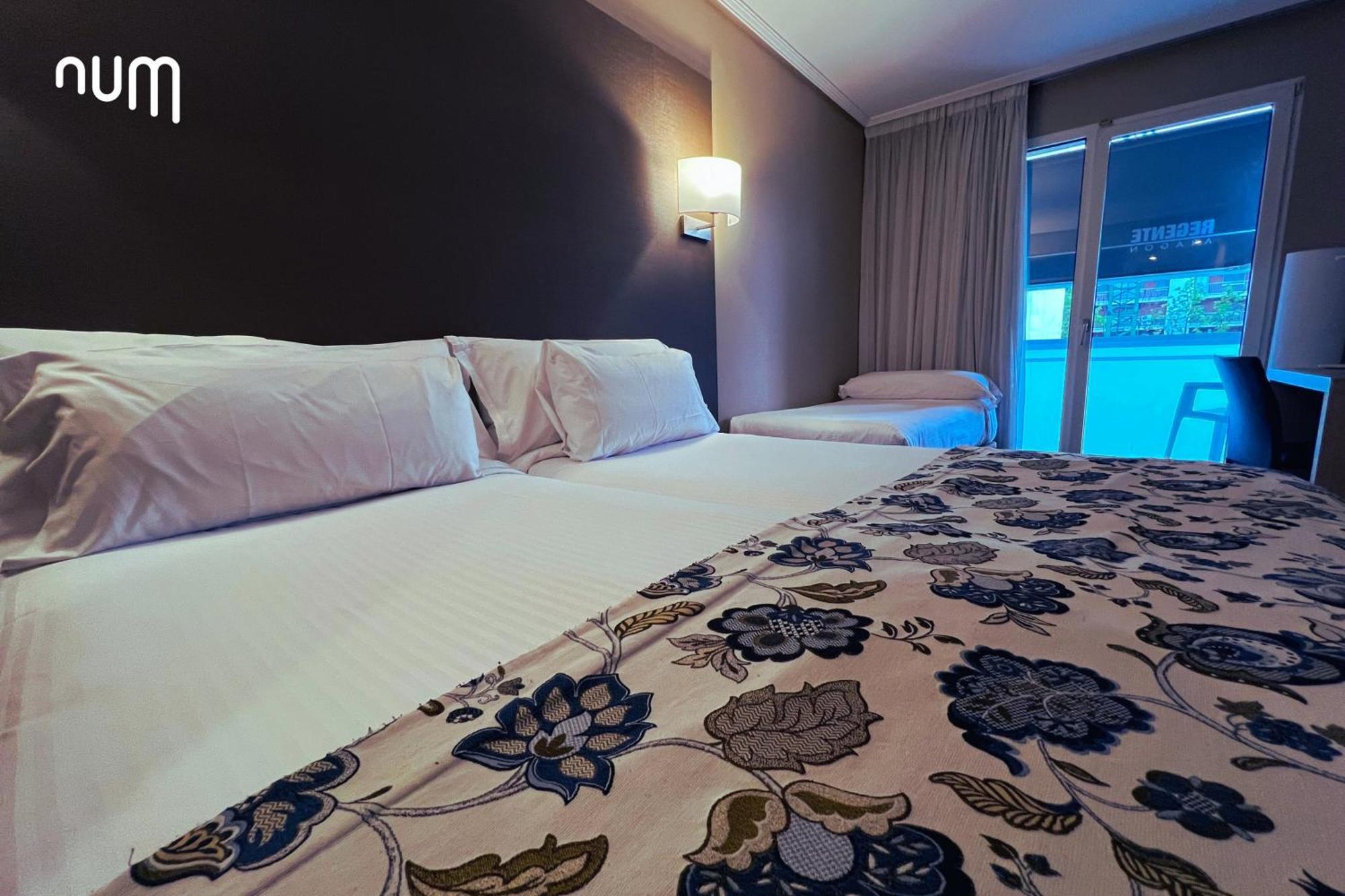 Num Hotel Салоу Екстериор снимка