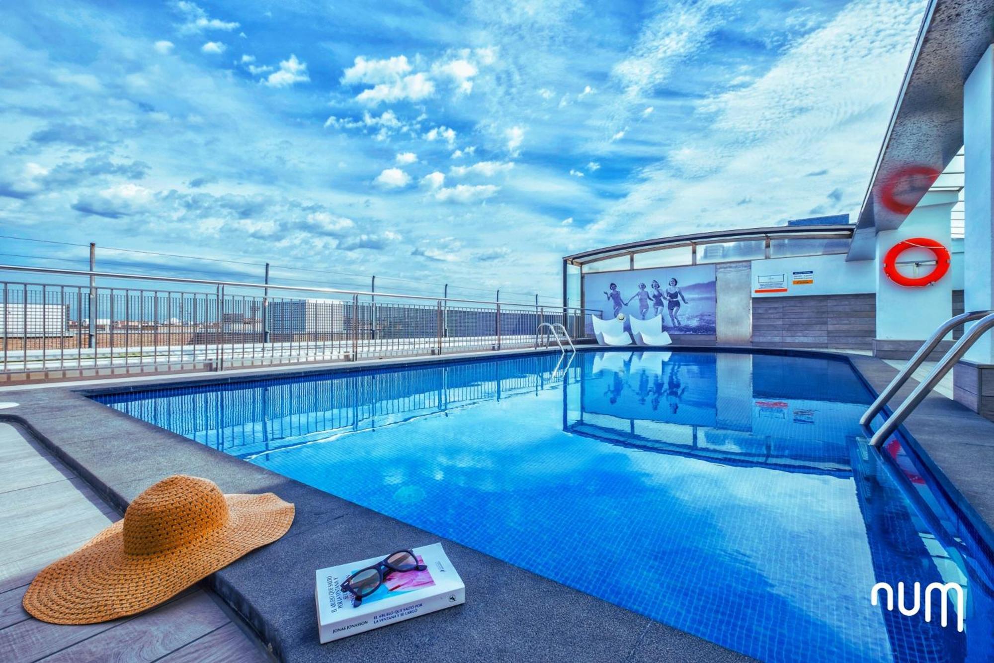Num Hotel Салоу Екстериор снимка