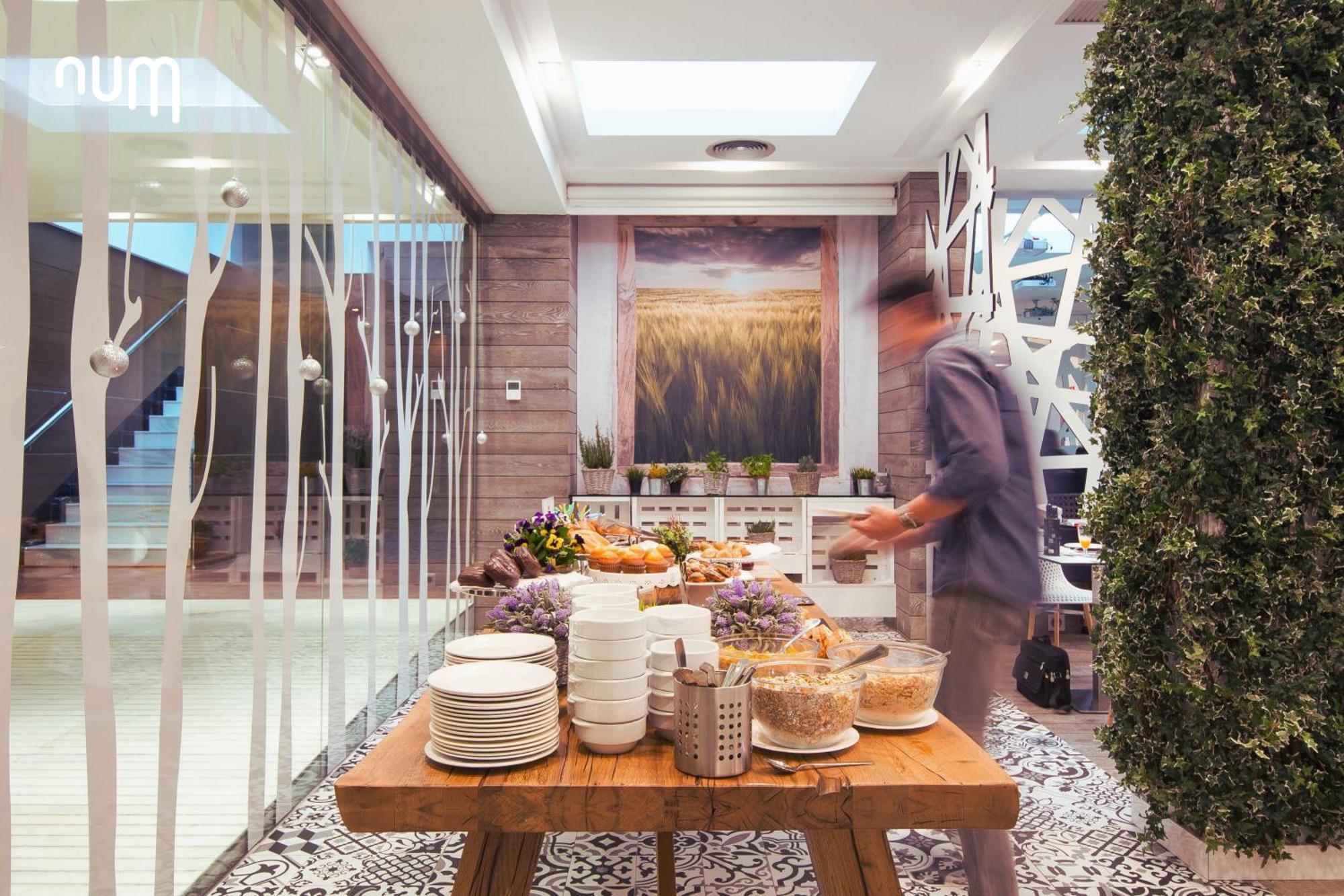 Num Hotel Салоу Екстериор снимка