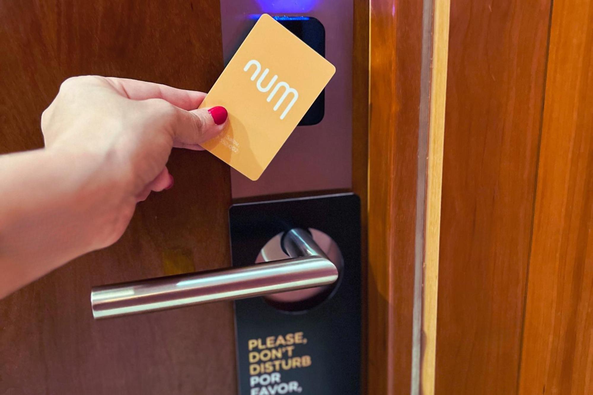 Num Hotel Салоу Екстериор снимка