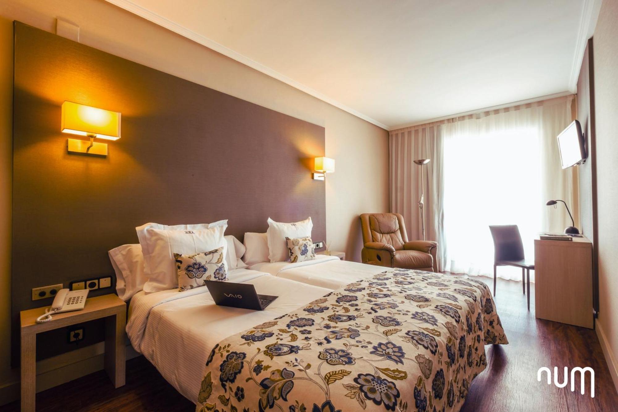 Num Hotel Салоу Екстериор снимка
