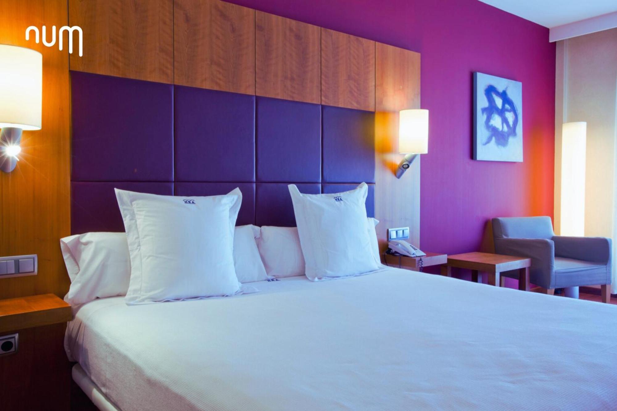 Num Hotel Салоу Екстериор снимка