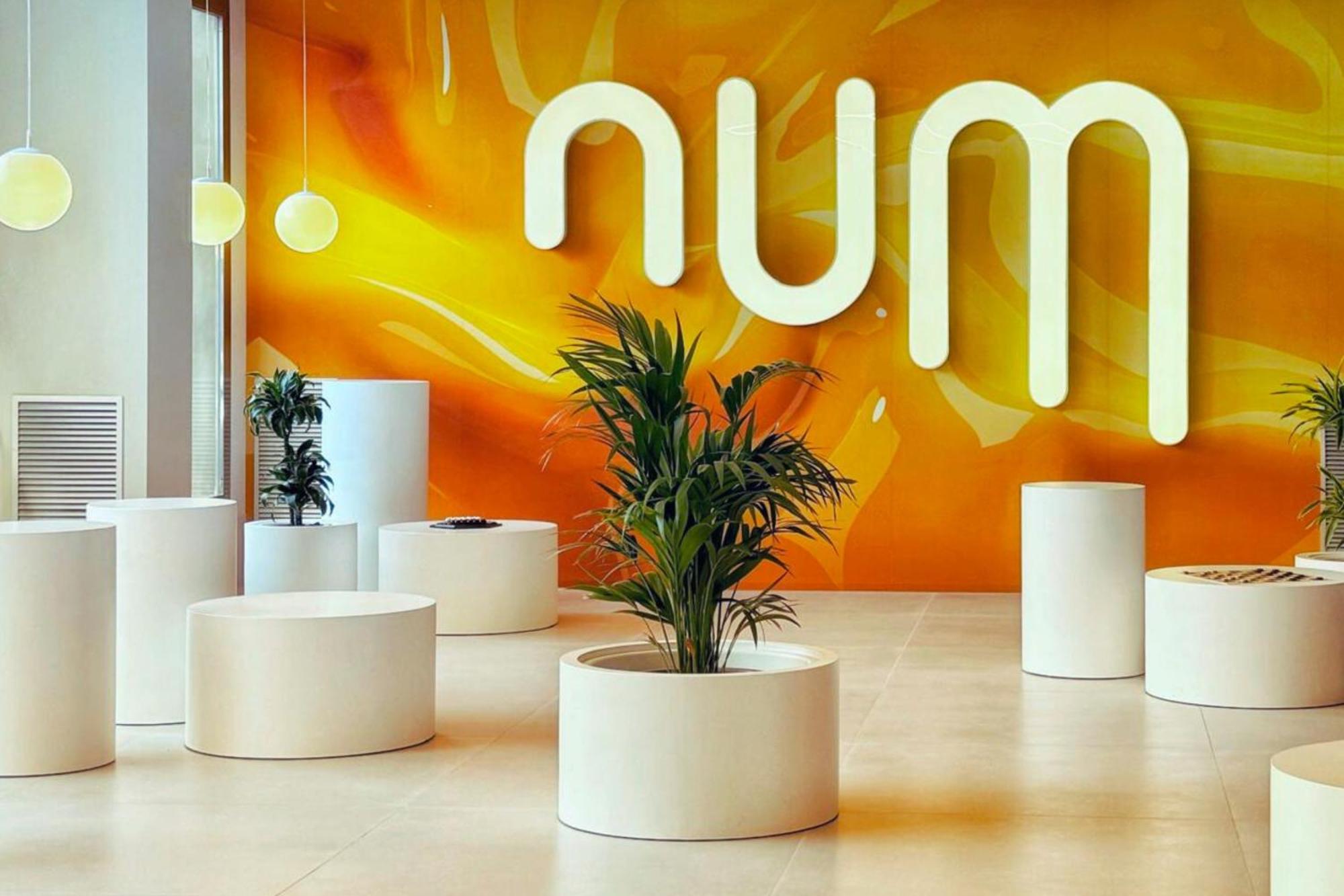 Num Hotel Салоу Екстериор снимка