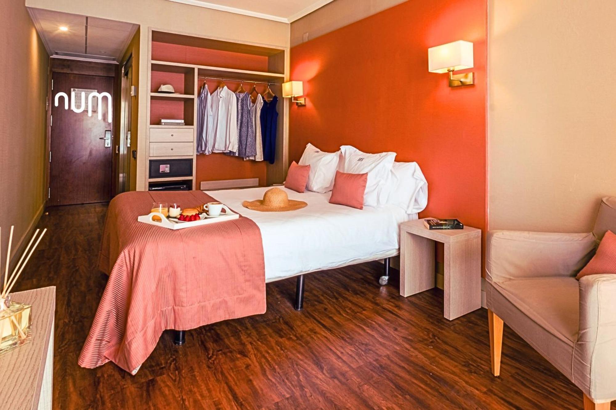 Num Hotel Салоу Екстериор снимка