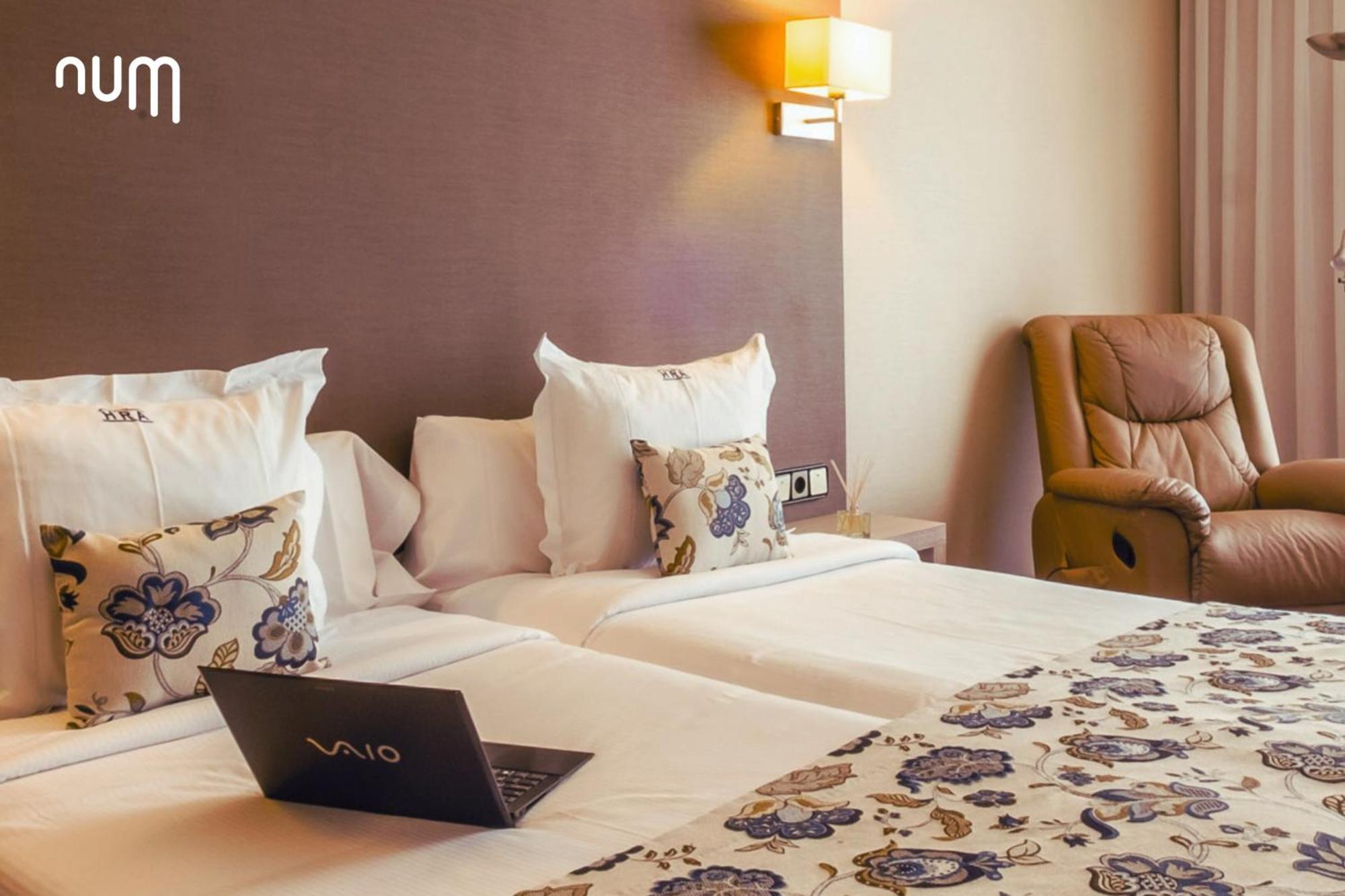 Num Hotel Салоу Екстериор снимка