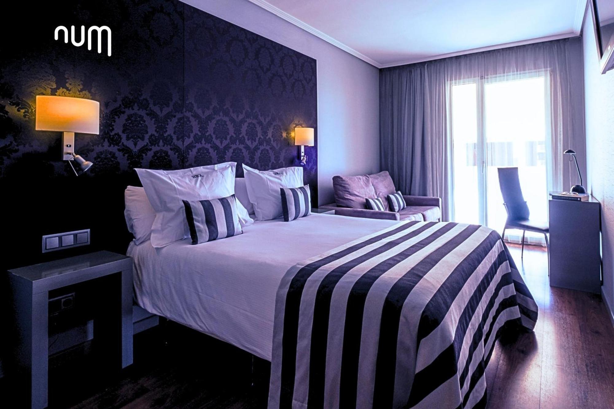 Num Hotel Салоу Екстериор снимка