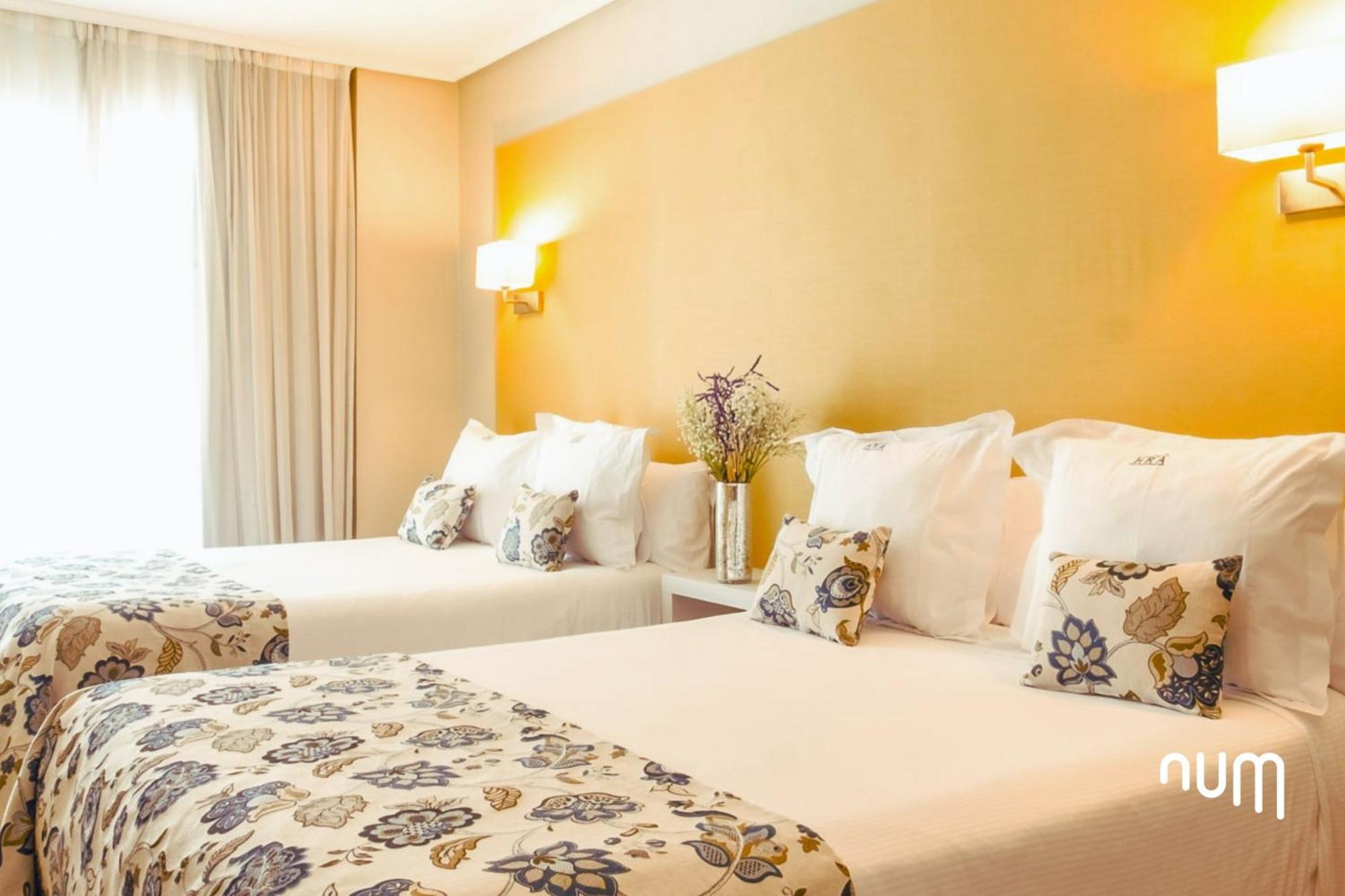 Num Hotel Салоу Екстериор снимка