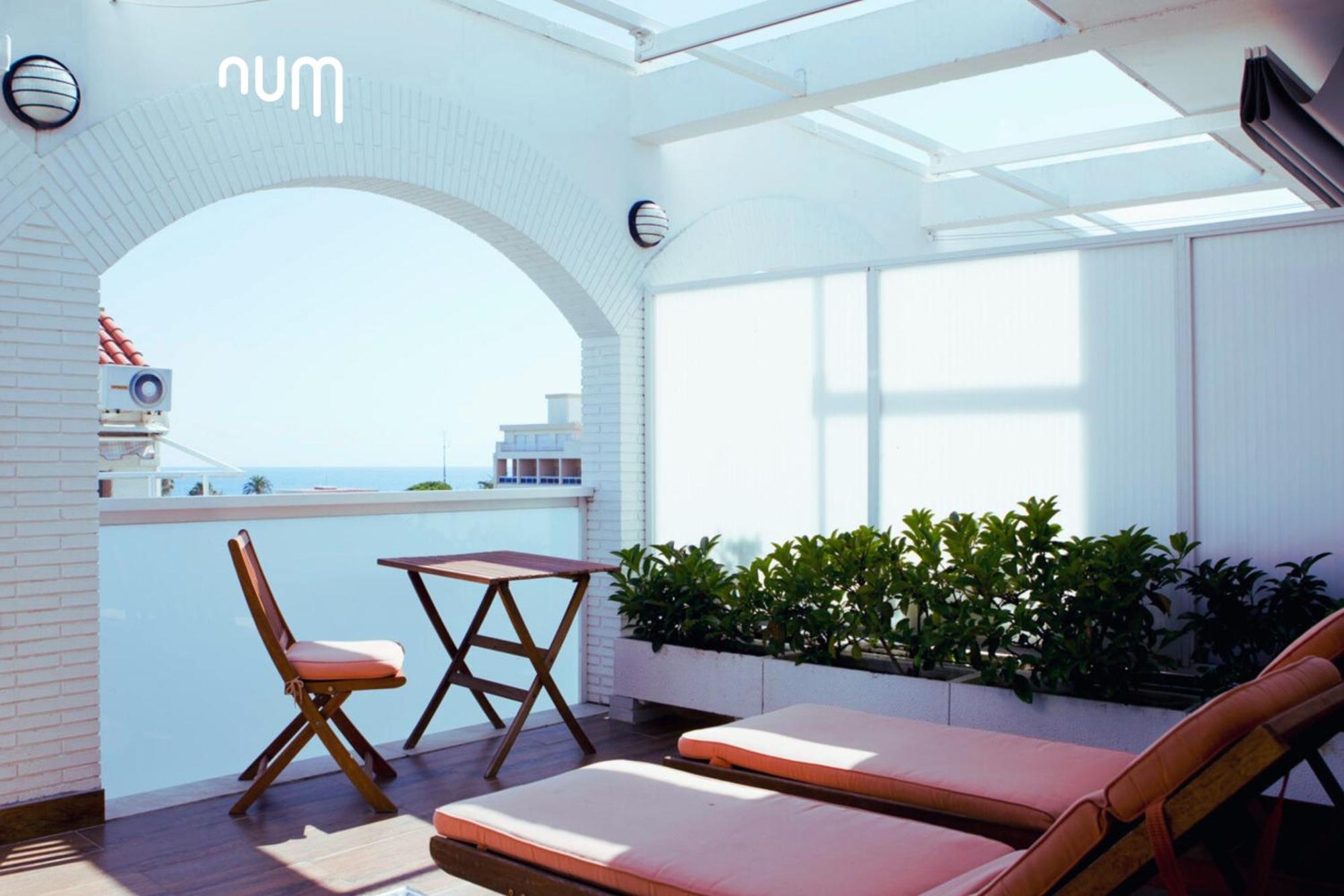Num Hotel Салоу Екстериор снимка