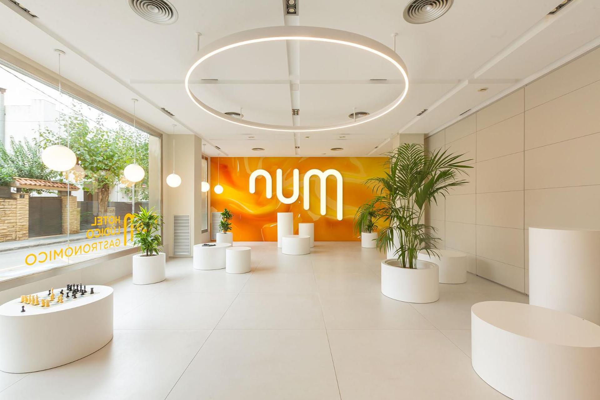 Num Hotel Салоу Екстериор снимка