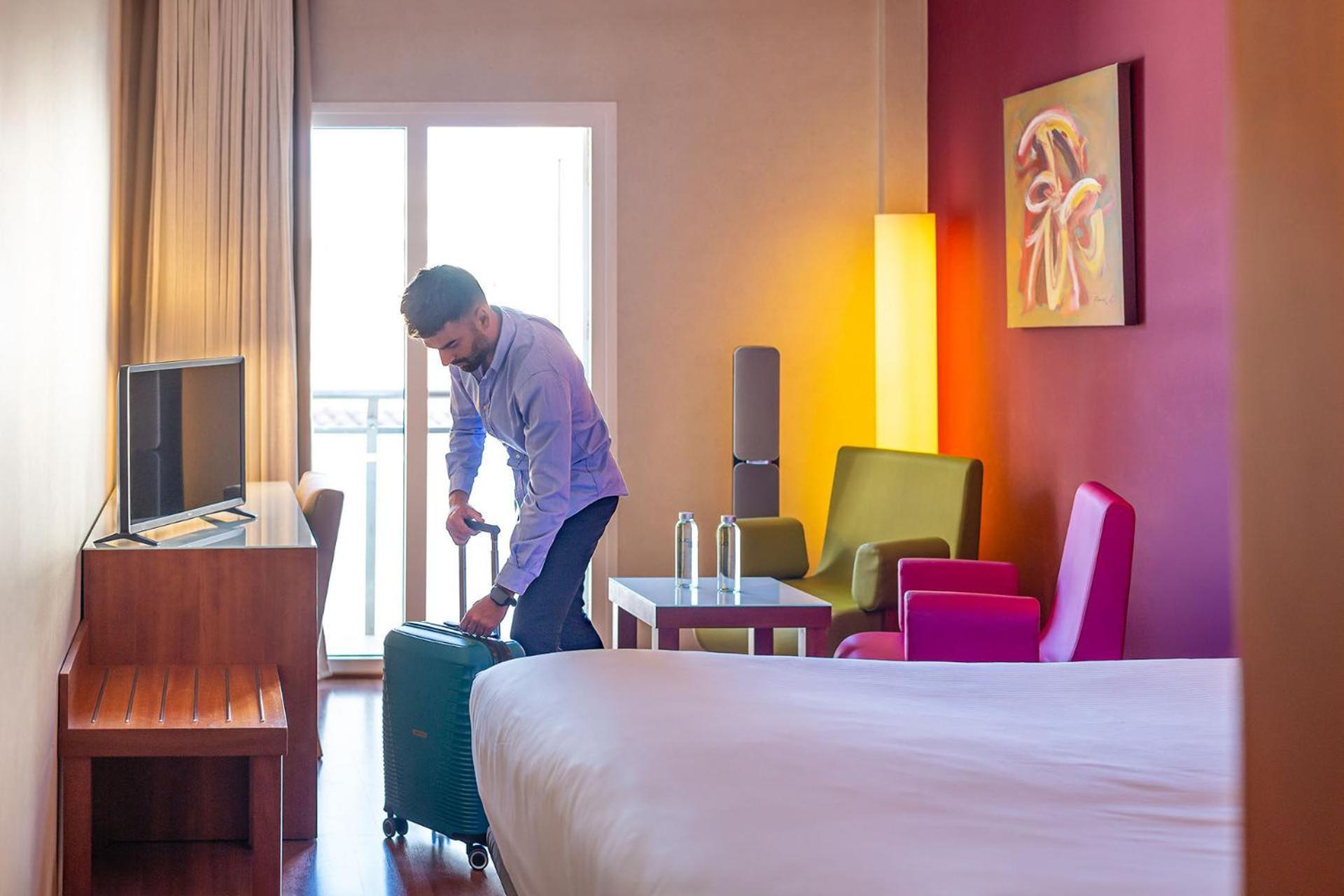 Num Hotel Салоу Екстериор снимка